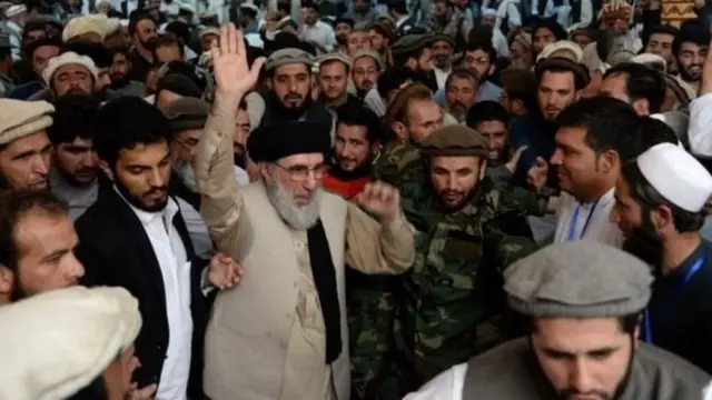 گلبدین حکمتیار در میان طرفدارانش در جلال آباد