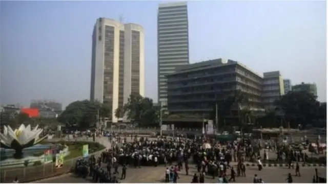 সুদের হারের অসমতার জন্য বাজারে প্রতিযোগিতার অভাবকে দায়ী করছেন বিশ্লেষকরা