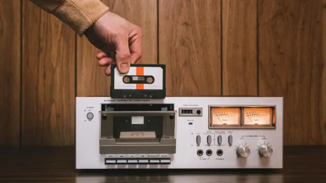 Radio antigua con plaqueta para grabar con cinta.