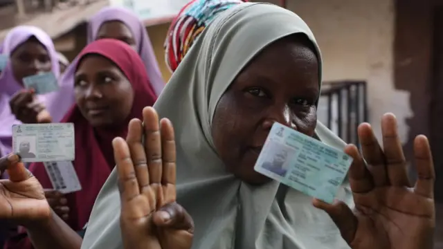 Wata mata riƙe da katin zaɓe a arewacin Najeriya