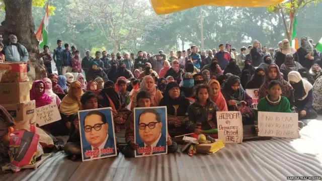 यूपी में विरोध करतीं महिलाएं