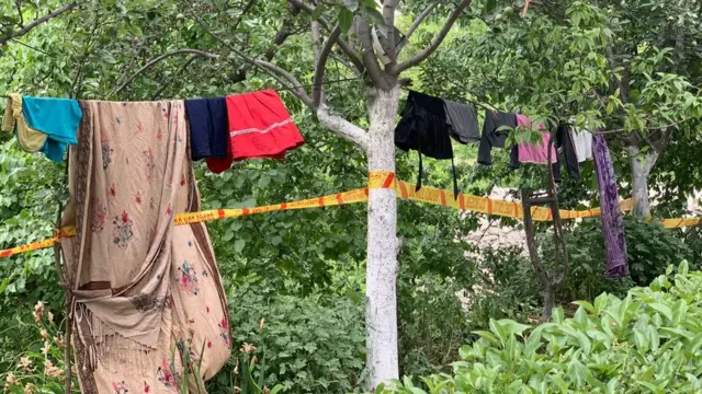 کچھ گھروں کے مکین اتنی جلدی میں گھر چھوڑ کر بھاگے کہ انھیں باہر ٹنگے کپڑے بھی اتارنے کی فرصت نہیں ملی