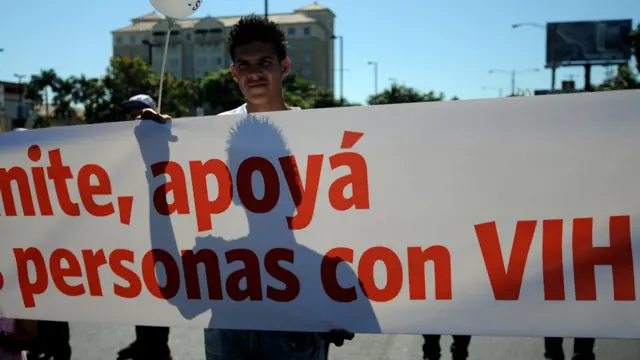 Un joven sostiene una pancarta en una marcha contra el sida en Managua, Nicaragua.