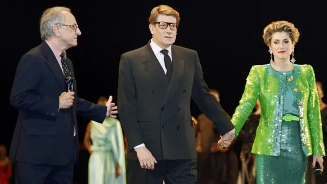 Пьер Берже (слева), Ив Сен-Лоран и Катрин Денёв в 1992 году, на торжествах по случаю 30-летия дома моды Сен-Лорана