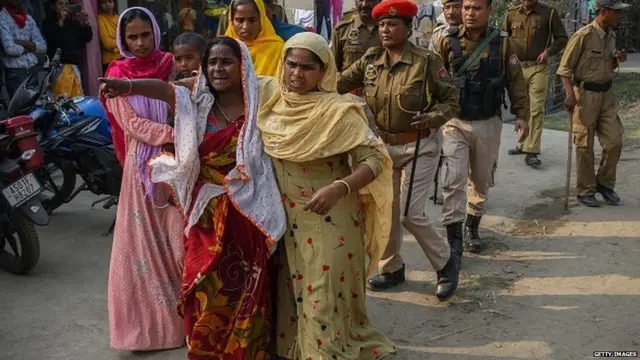 बाल विवाह के ख़िलाफ़ असम सरकार की मुहिम का विरोध करती महिला