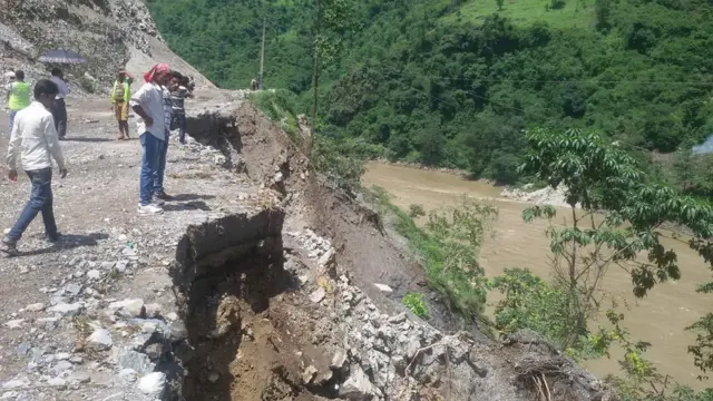 नारायणघाट-मुग्लिन सडकको एक पहिरोग्रस्त क्षेत्र