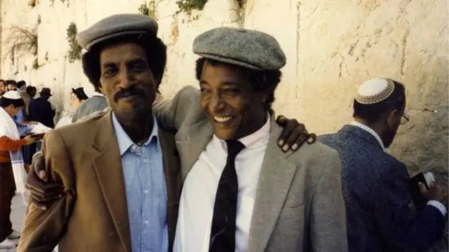 ফ্রেরেডে আকলুম ও তার বন্ধুরা