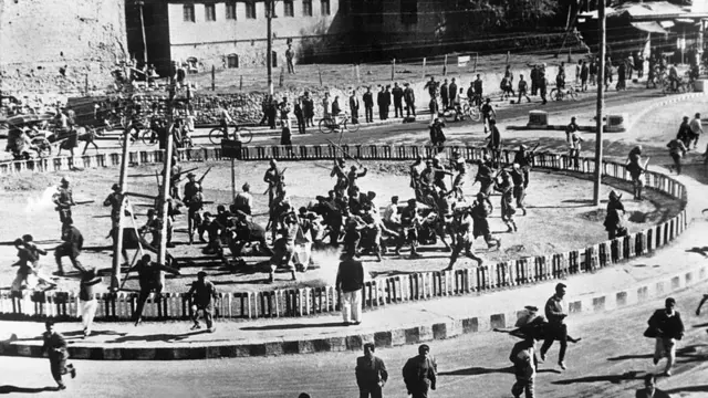 انڈین افواج حضرت بل کے مزار پر احتجاج کو منتشر کرتے ہوئے