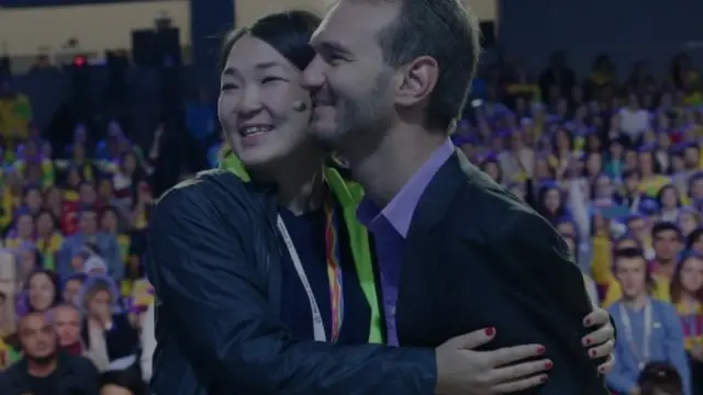 निक व्यूजिसिक एक प्रतिभागी के साथ.