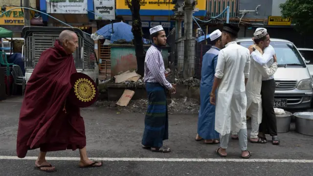 د بودایانو، چې د هېواد ډېری وګړي دي او لږکیو روهینګا مسلمانانو ترمنځ قومي او مذهبي تاوتریخوالو په لړ کې سلګونه کسان ووژل شول او زرګونه کورنۍ له خپلو مېنو بې ځایه شوې.