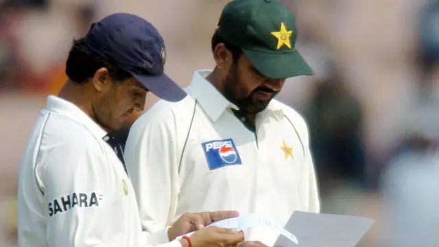 ఇండియా, పాకిస్తాన్ క్రికెట్ మ్యాచంటే మామూలుగానే అభిమానులను ఆపలేం. అలాంటిది ఆ మ్యాచ్ దుబయిలోనో, షార్జాలోనో జరిగితే ఇక అదో థ్రిల్లరనే చెప్పాలి.