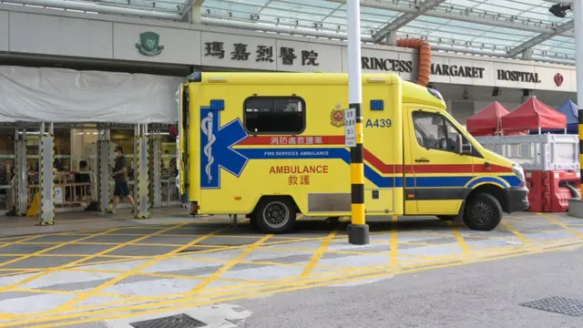 香港新界葵涌瑪嘉烈醫院急診室外一輛救護車停車(中新社圖片15/8/2022)