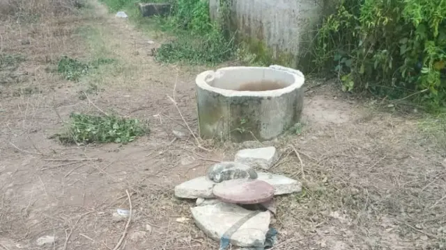 Ìkúnlẹ̀ Abiyamọ oo! Ìyá ju ọmọ rẹ̀ méjì sí Kànga