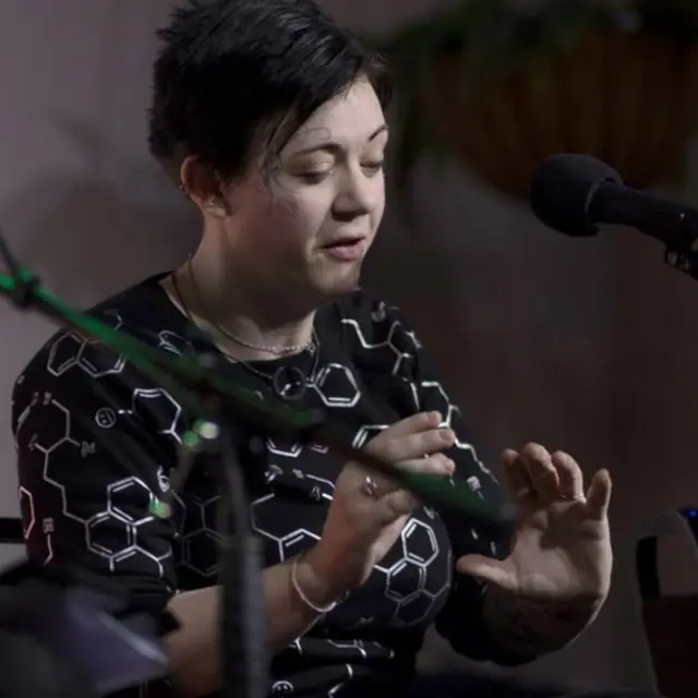 लिफ्ट एनोनिम के शरीर में बहुत से चिप लगे हैं.