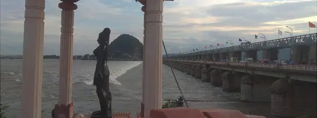 ప్రకాశం బ్యారేజ్ నుంచి సముద్రం వైపు వదిలిన వరద నీరు