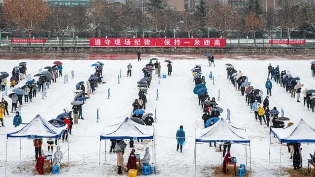Очередь из студентов и преподавателей университета в Сиане