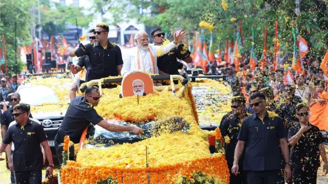कर्नाटक में रोड शो करते प्रधानमंत्री नरेंद्र मोदी