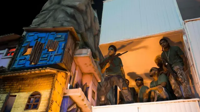 贝雅弗洛尔学校的表演也讽刺了里约热内卢日渐严重的暴力犯罪。