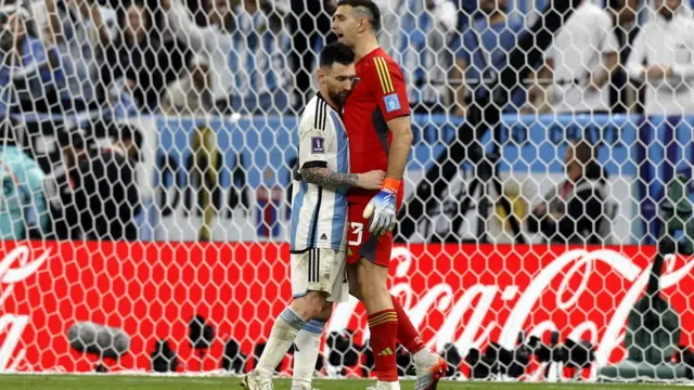 अर्जेंटीना के गोल कीपर एमी मार्टीनेज़ जिन्होंने जबरदस्त परफॉर्मेंस देते हुए वरजील वान डाइज और स्टीवन बरहाउस के पेनाल्टी किक को रोका.