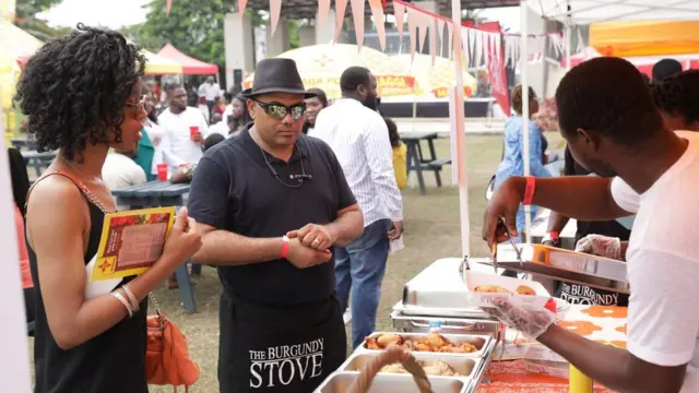 Three pipo dey tok for di festivlal