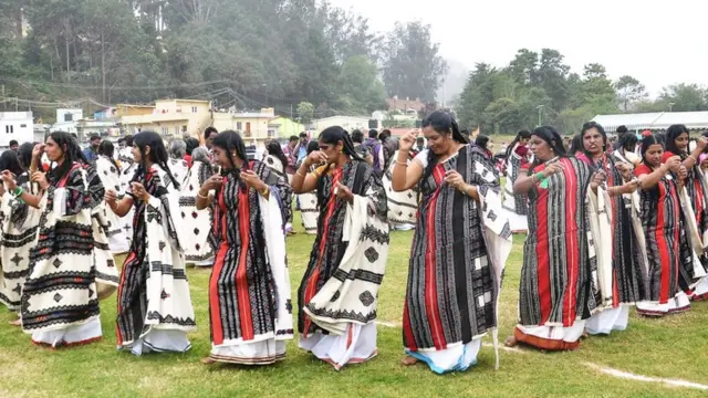 நடனமாடும் தோடர் பெண்கள்