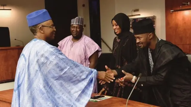 Darakta Aminu Saira (dama), Fati Keke suna gaisawa da Gwamna Nasir el-Rufai lokacin ziyarar aiki da suka kai masa...