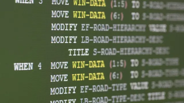 Pantalla con lenguaje de programación COBOL
