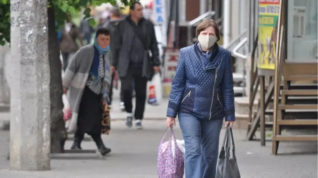 Люди на вулиці у Хмельницькому