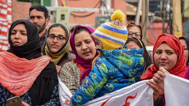 بھارت کے زیرِ انتظام کشمیر میں پھنسی خواتین