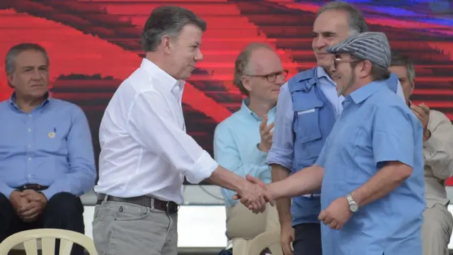 Juan Manuel Santos y Rodrigo Londoño.