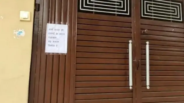 ఉత్తర్‌ప్రదేశ్‌లోని గోగ్వాన్ జలాల్పూర్ గ్రామంలోని ఇల్లు అమ్మబడును అంటూ బాధితులు అంటించిన పోస్టర్లు.