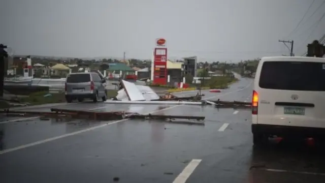 Повалені стовпи лежать на дорозі