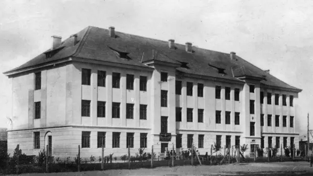 Сарни. 1933р. Гімназія ім. Генріха Сенкевича у якій навчався Григорій Харпак