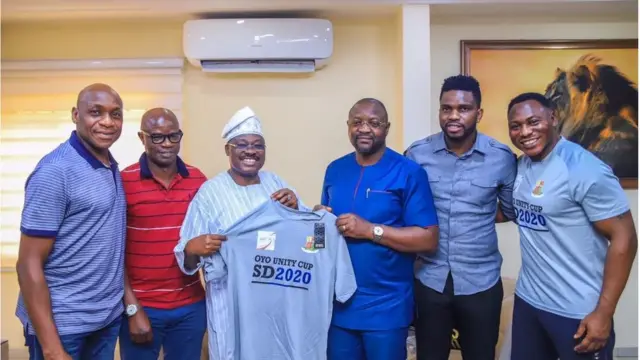 Sẹnetọ Ajimọbi pẹlu awọn eekan agbabọọlu orilẹede Naijiria nigbakanri , Ikẹ Sorunmu, Mutiu Adepoju Yobo Joseph, Emmanuel Amokachi pẹlu minisita fere idaraya,