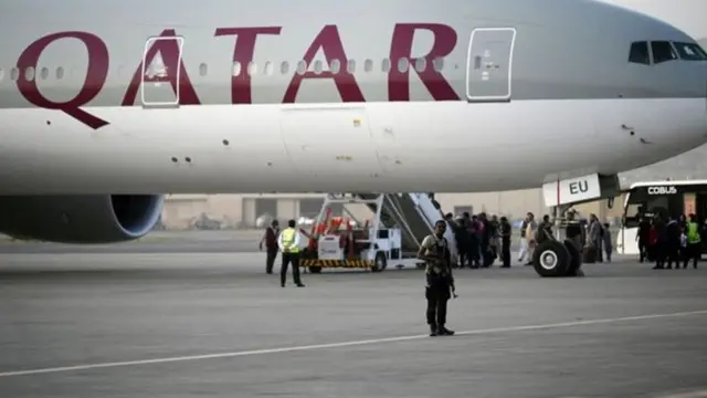 پرون د قطرۍ الوتکې له لارې ۲۳۶ بهرني وګړي له هېواده بهر ولېږدول شول