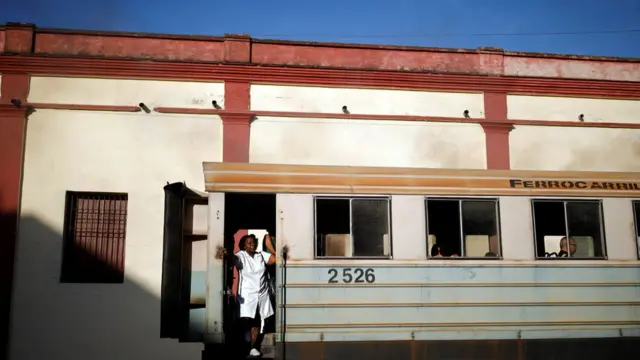 Một phụ nữ Cuba trên chuyến tàu tới thành phố Guantanamo, Cuba. Hình chụp ngày 6/12/2017.