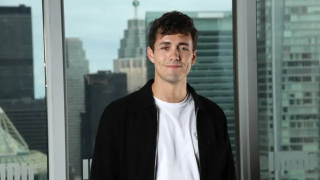 أدى الممثل جونا هاور-كينغ دور المنقب الآثاري الشاب ماكس مالوان