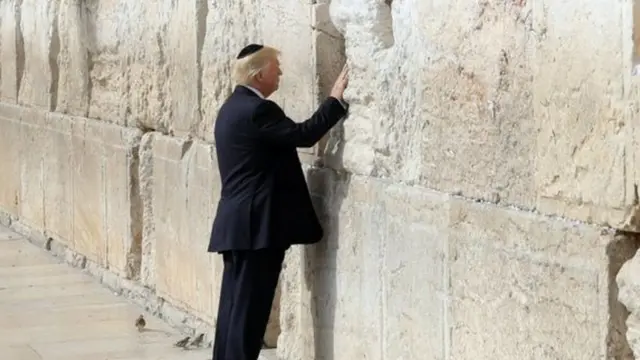ஜெருசலேமின் பழைய நகரத்திற்கு சென்ற டிரம்ப், யூத மதத்தின் மேற்கு சுவரில் பிரார்த்தனை செய்தார்.