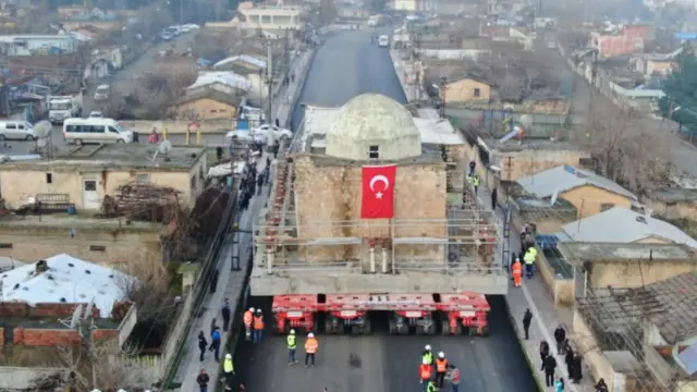Eyyubi camisinin taşınması.