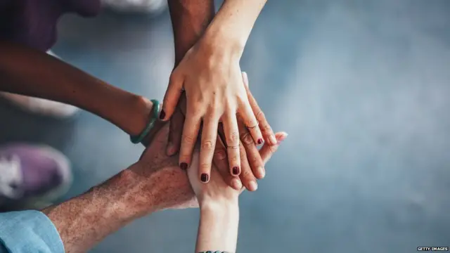 ਕਈ ਰੰਗਾਂ ਦੇ ਹੱਥ