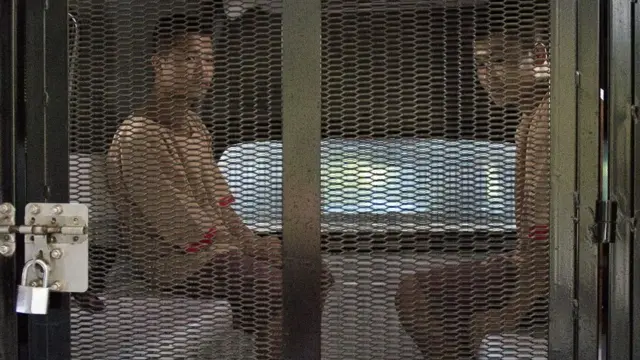 ซอลินและวิน ซอ ตุน เดินทางกลับเรือนจำเมื่อวันที่ 24 ธ.ค. 2558 หลังจากศาลชั้นต้นพิพากษาประหารชีวิตทั้ง 2 คนในคดีฆาตกรรมนักท่องเที่ยวชาวอังกฤษ