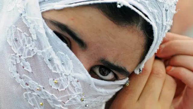 हिज़ाब में मुस्लिम महिला