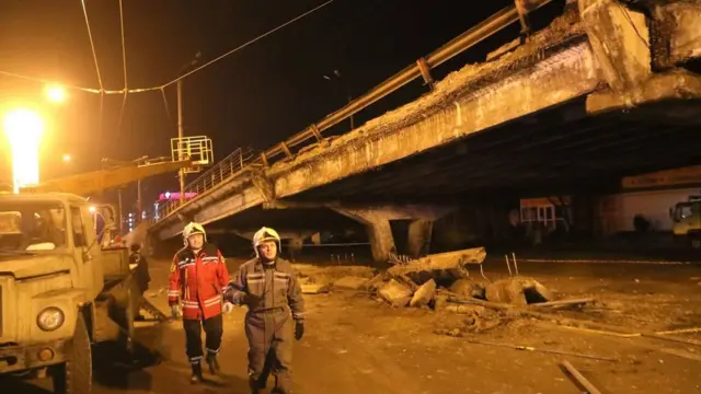 Рятувальники біля обваленого мосту