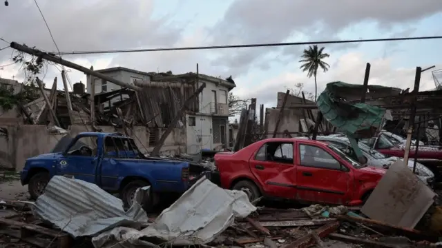 Autos, casas y tendido eléctrico destrozados.