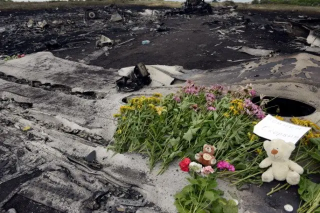 Bunga, boneka dan surat duka diletakkan di lokasi jatuhnya pesawat Malaysia Airlines MH17 yang ditembak dengan rudal pada 19 Juli 2014