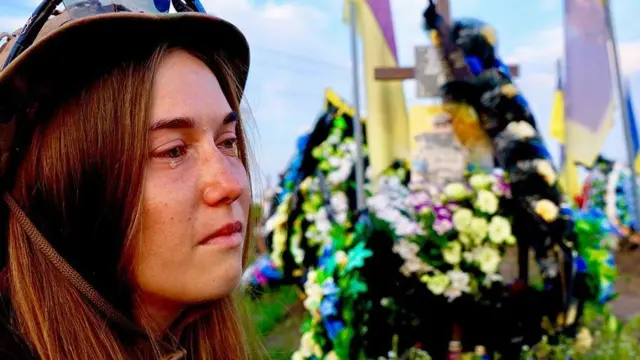 무덤가에서 울고 있는 옥사나의 모습