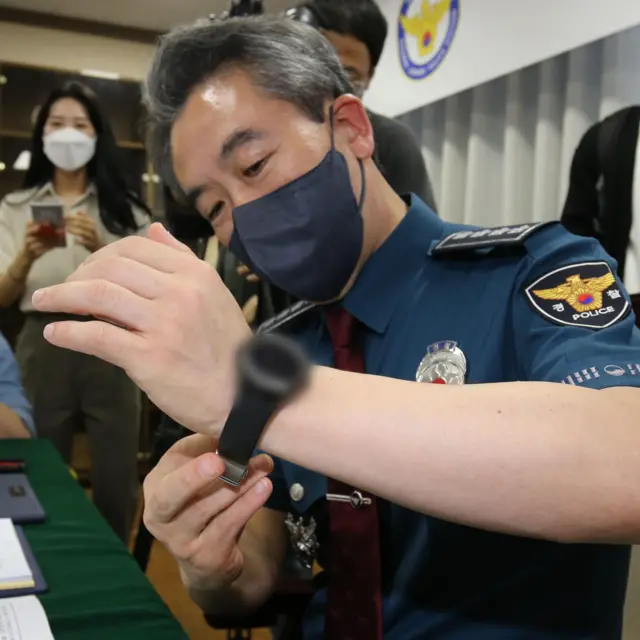 2022년 9월 21일 당시 윤희근 경찰청장이 범죄 피해자보호 대응체계에 대한 현황을 점검하면서 스마트워치 작동을 체험하고 있다