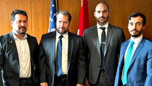 O jornalista Paulo Figueiredo, o subsecretário de Estado para a Diplomacia Pública e Assuntos Públicos dos Estados Unidos, Darren Beattie, Eduardo Bolsonaro e o assessor Sênior para o Hemisfério Ocidental, Ricardo Pita em foto publicada por Eduardo Bolsonaro. 