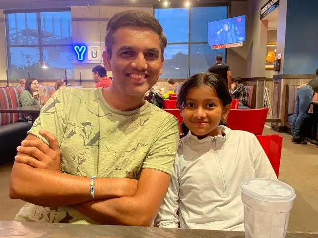 मयंक भागवत अपनी बेटी के साथ 