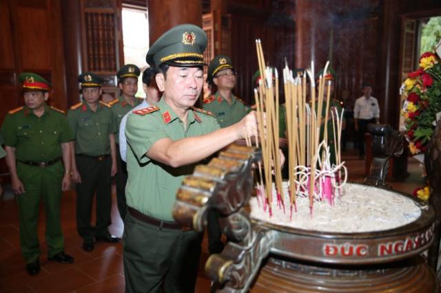 Thượng tướng Trần Quốc Tỏ cùng đoàn công tác dâng hương, dâng hoa tại Khu Di tích Quốc gia đặc biệt Kim Liên thuộc huyện Nam Đàn (Nghệ An) hồi năm 2023.